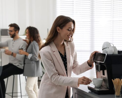 Eine Frau mach Kaffeepause in der Büroküche