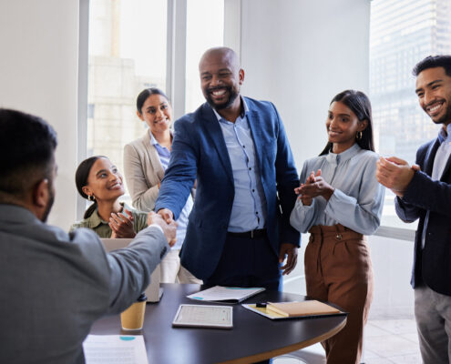 Treffen, Lächeln und Händeschütteln mit Willkommen, Geschäftsleute im Büro und b2b Deal oder Vereinbarung bei Start-up Gelegenheit.