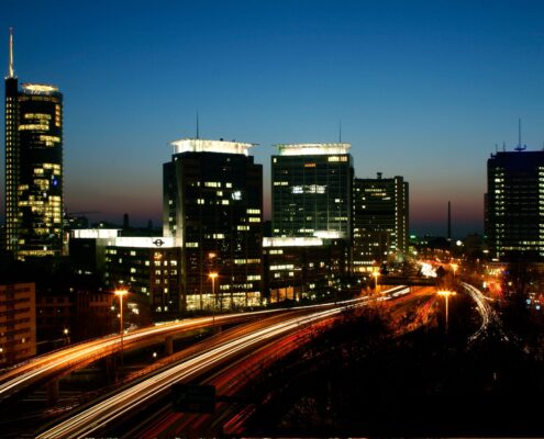 Skyline Stadt Essen, NRW, Deutschland, 02.06.2015, Blaue Stunde, Scheinwerfer bei Nacht, Autobahn Lichtstreifen, Langzeitbelichtung, Metropole NRW, Turm, Landschaft, Stadt, Himmel, A40.