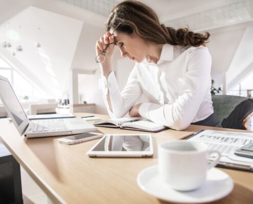 Eine gestresste Frau im Büro