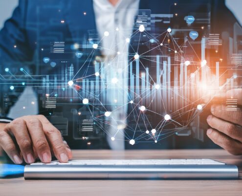 Fachkraft analysiert vernetzte Datenmodelle – ML Ops als technische Basis für verlässliche datenbasierte Entscheidungen in Unternehmen