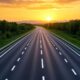 Strassenmarkierung auf mehrspuriger Autobahn bei Sonnenuntergang – klare Linien zur Verkehrslenkung