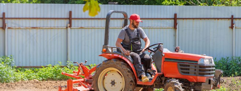 Bodenfräsen: Traktor mit angebauter Bodenfräse beim Fräsen eines Ackers