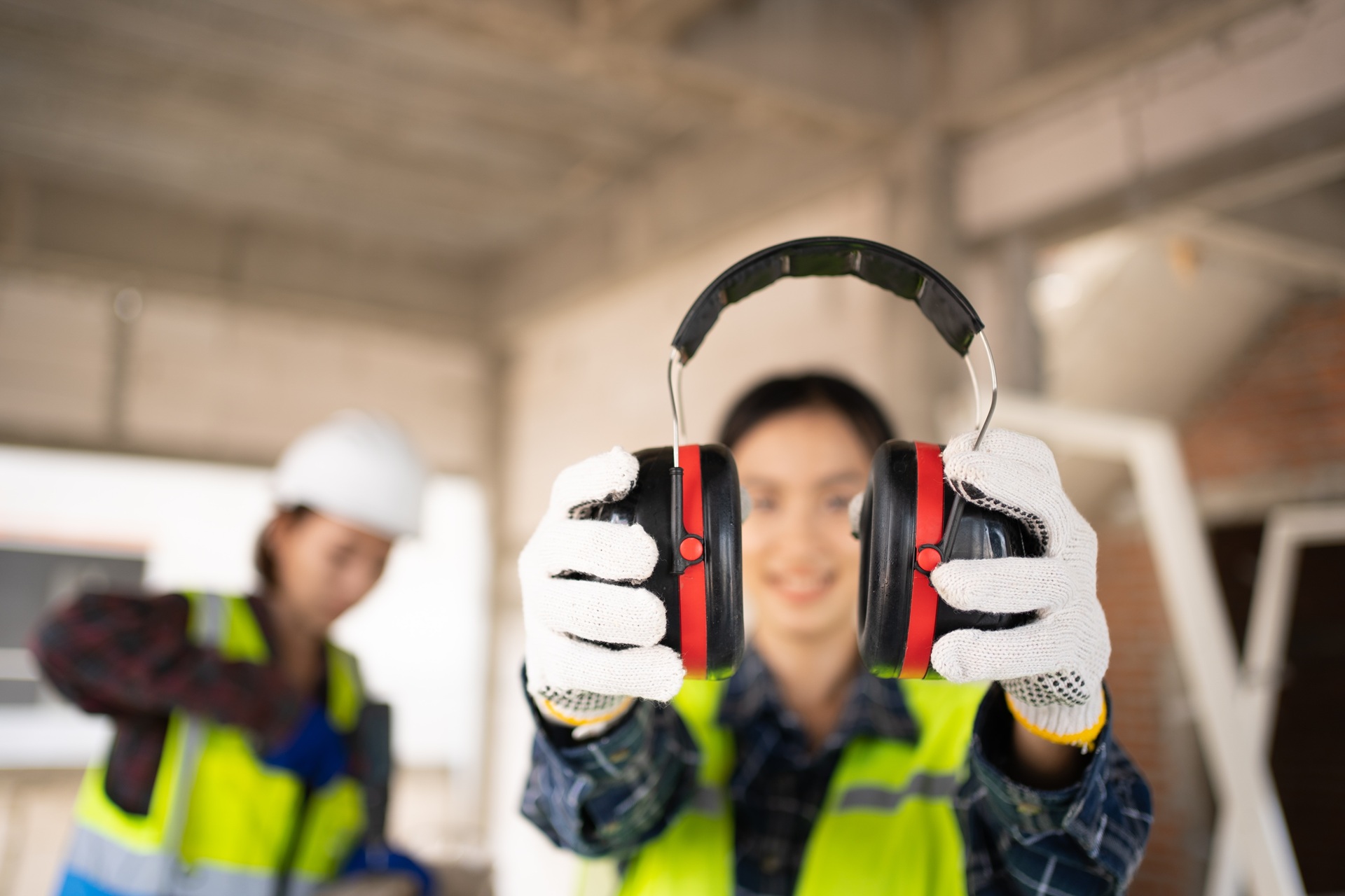 Gehörschutz im Fokus auf Baustelle | Schallschutzkabine