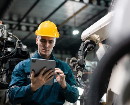 Techniker prüft Maschine mit Tablet | Sondermaschinenbau