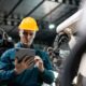 Techniker prüft Maschine mit Tablet | Sondermaschinenbau