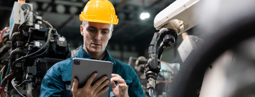 Techniker prüft Maschine mit Tablet | Sondermaschinenbau