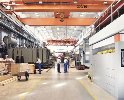 Schallschutzkabinen schützen in Industriehallen vor Lärm.