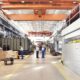 Schallschutzkabinen schützen in Industriehallen vor Lärm.