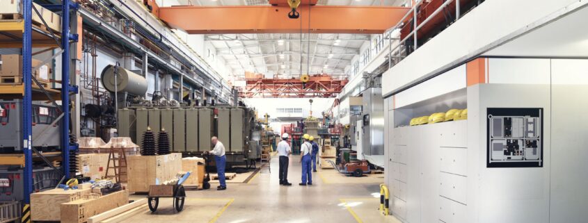 Schallschutzkabinen schützen in Industriehallen vor Lärm.