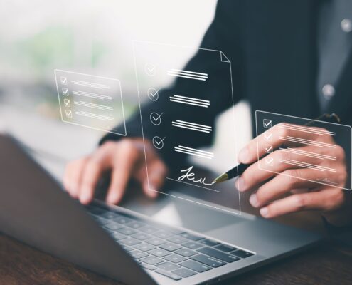 Digitale Checkliste mit Unterschrift am Laptop zur Umsetzung von Compliance-Vorgaben im Unternehmen