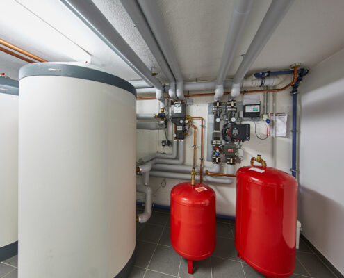 Heiztechnik im Technikraum mit Druckbehältern | Elektrotherme