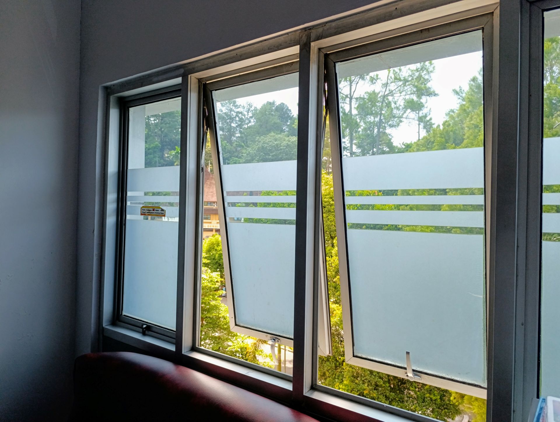 Fenster mit halbtransparenter Sichtschutzfolie
