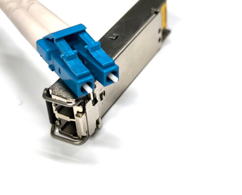 Nahaufnahme eines Multimode-Moduls mit LC-Stecker – ideal fuer kurze Glasfaserverbindungen im Unternehmensnetzwerk