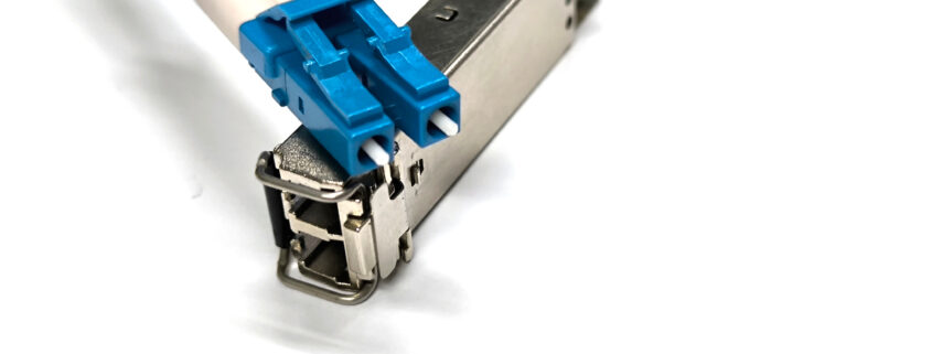 Nahaufnahme eines Multimode-Moduls mit LC-Stecker – ideal fuer kurze Glasfaserverbindungen im Unternehmensnetzwerk