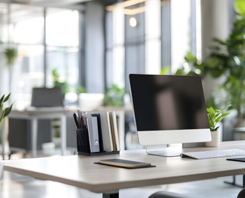 Moderner, sauberer Arbeitsplatz mit Pflanzen in offenem Büro