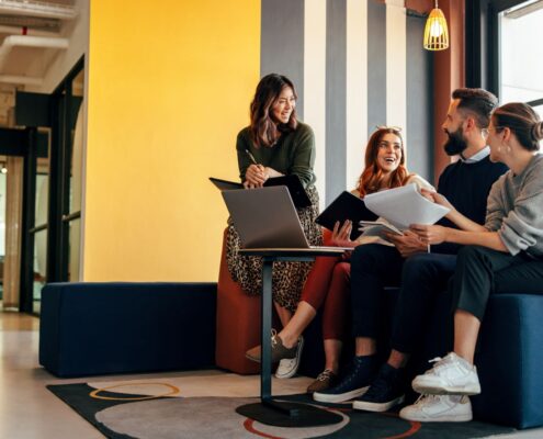 Teammeeting in moderner Büro-Lounge mit Getränkekühlschrank