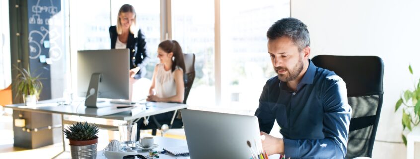 Mann arbeitet konzentriert am Schreibtisch | guter Bürostuhl