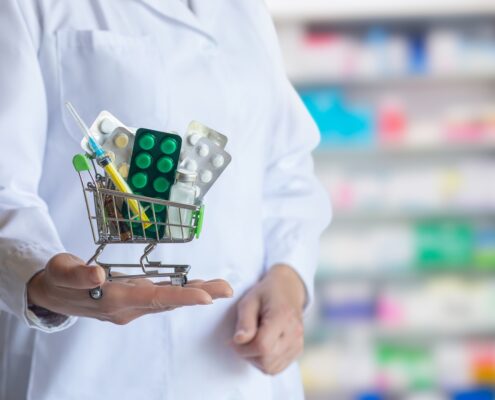 Apotheker zeigt Warenkorb voller Medikamente | IVDR Leistungsbewertung