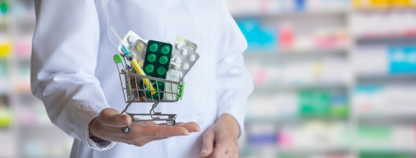 Apotheker zeigt Warenkorb voller Medikamente | IVDR Leistungsbewertung