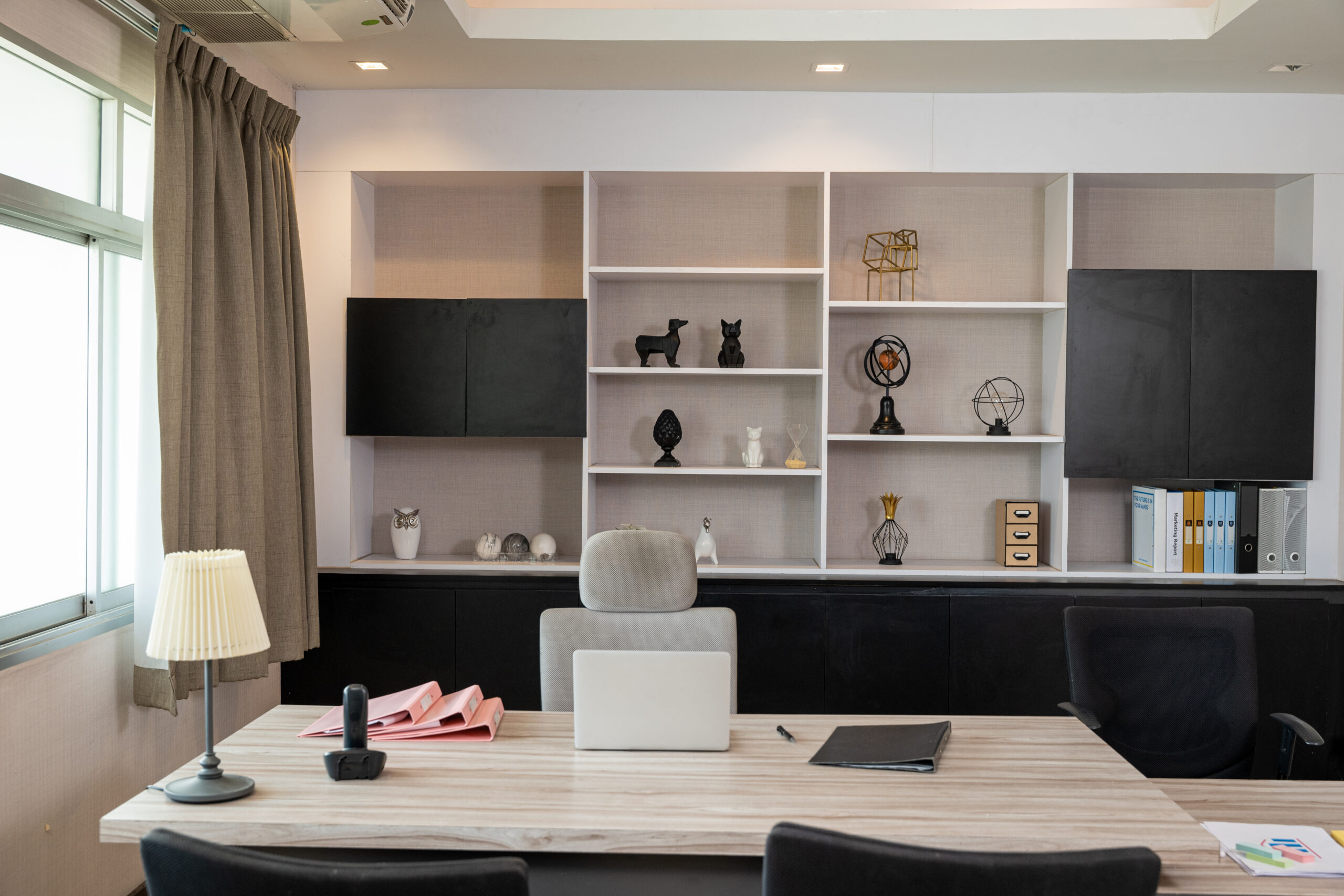 Elegantes Chefbüro mit Regalwand | Wohnungssanierung Berlin