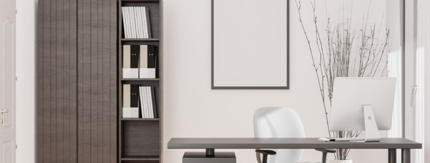 Moderner Homeoffice-Arbeitsplatz mit Monitor | Wohnungssanierung Berlin