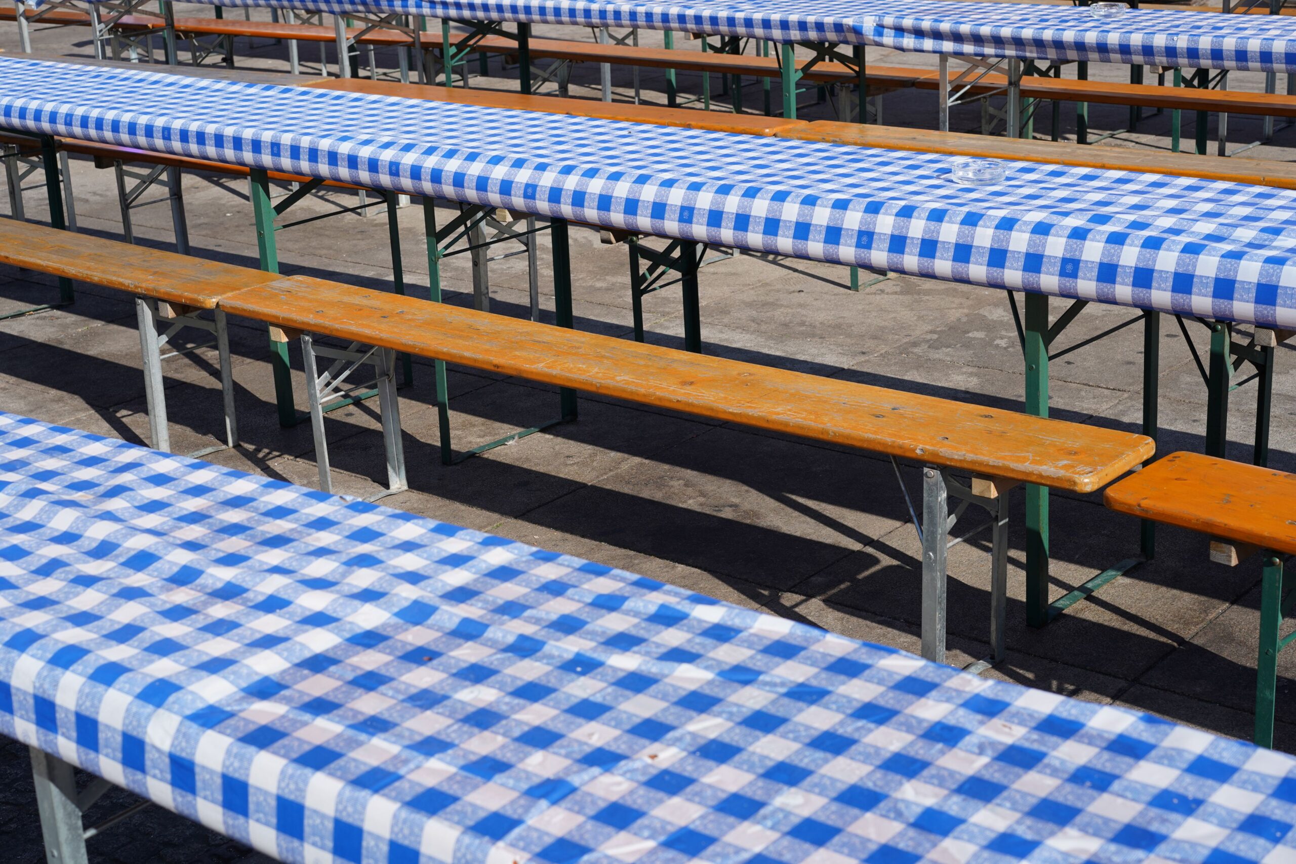 Bierzeltgarnitur_im_Biergarten